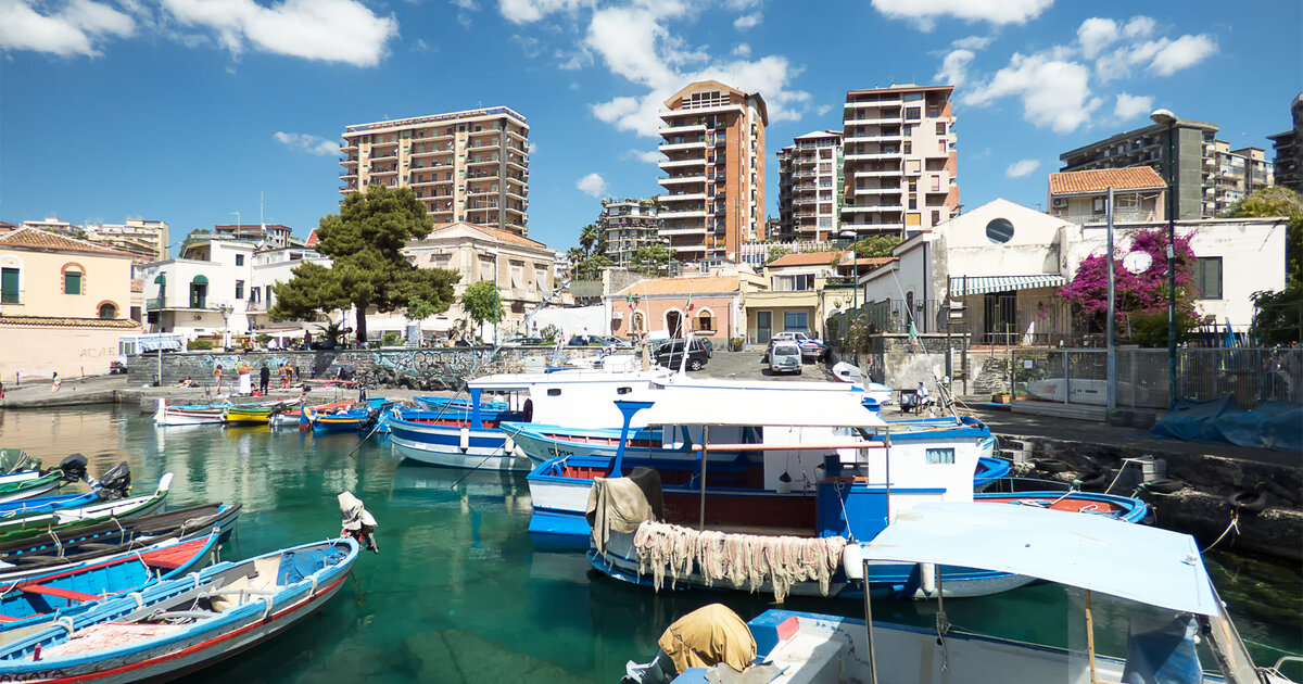 La caletta di San Giovanni Li Cuti a Catania, con le barche colorate dei pescatori