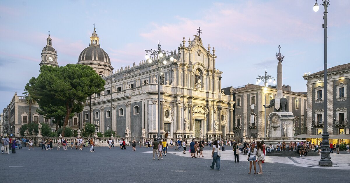 Vista di Piazza del Duomo a Catania con la Fontana dell'Elefante