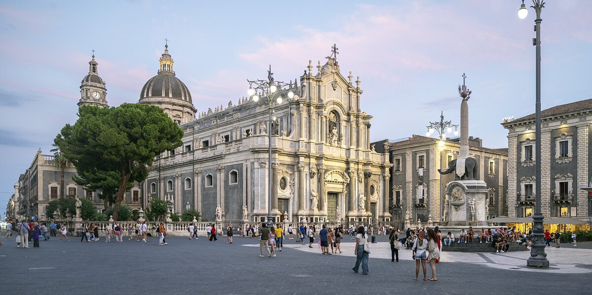 Vista di Piazza del Duomo a Catania con la Fontana dell'Elefante