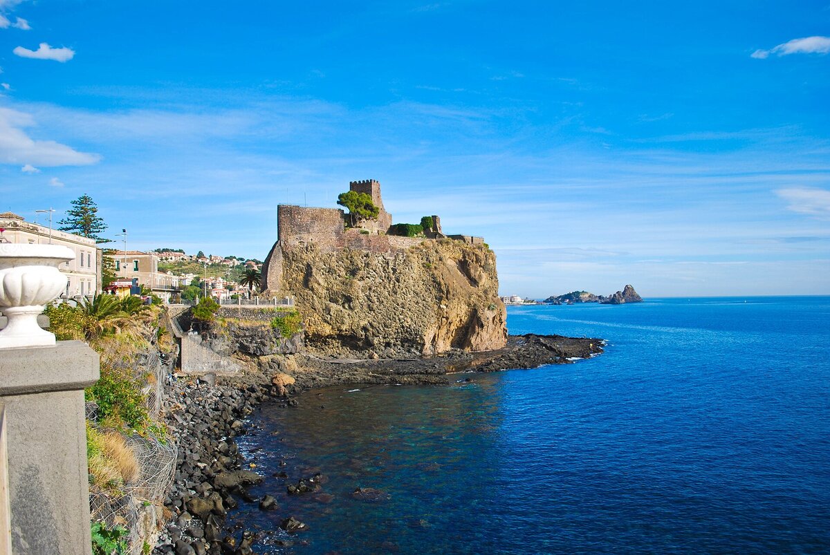 Il castello normanno di Aci Castello a picco sul mare di lava