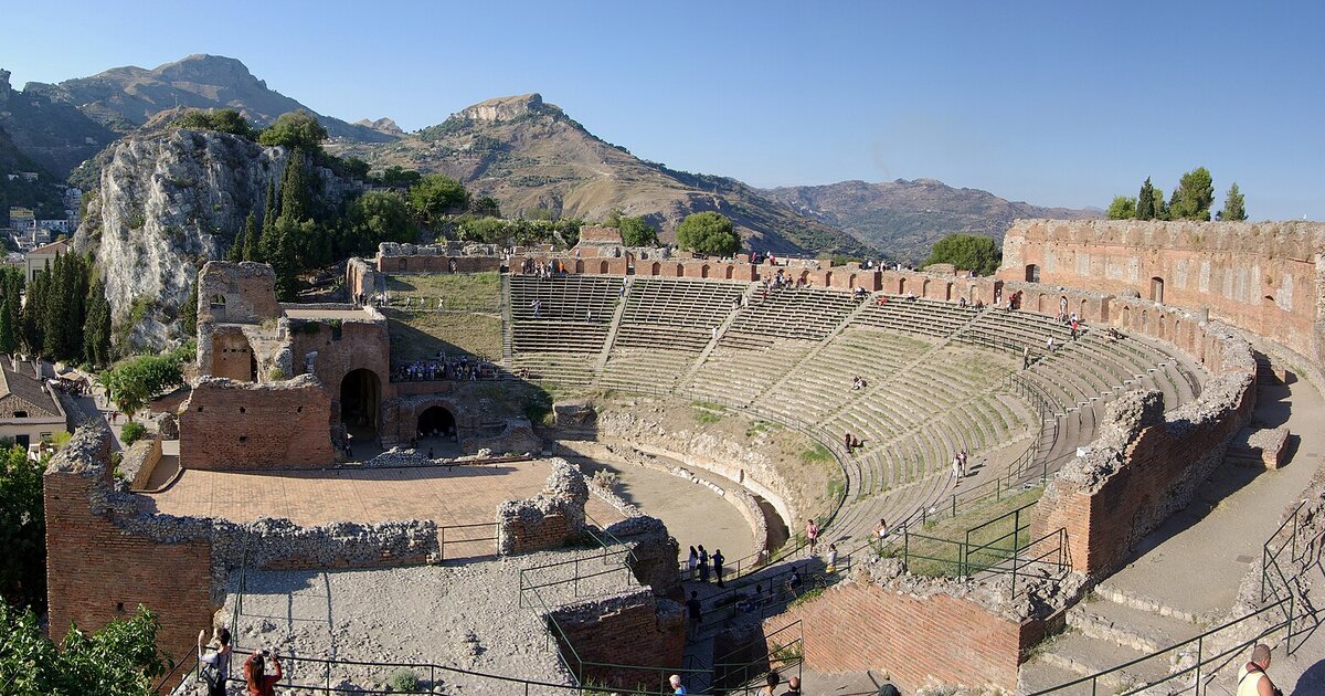 Il Teatro Greco di Taormina con vista sull'Etna e sul mare
