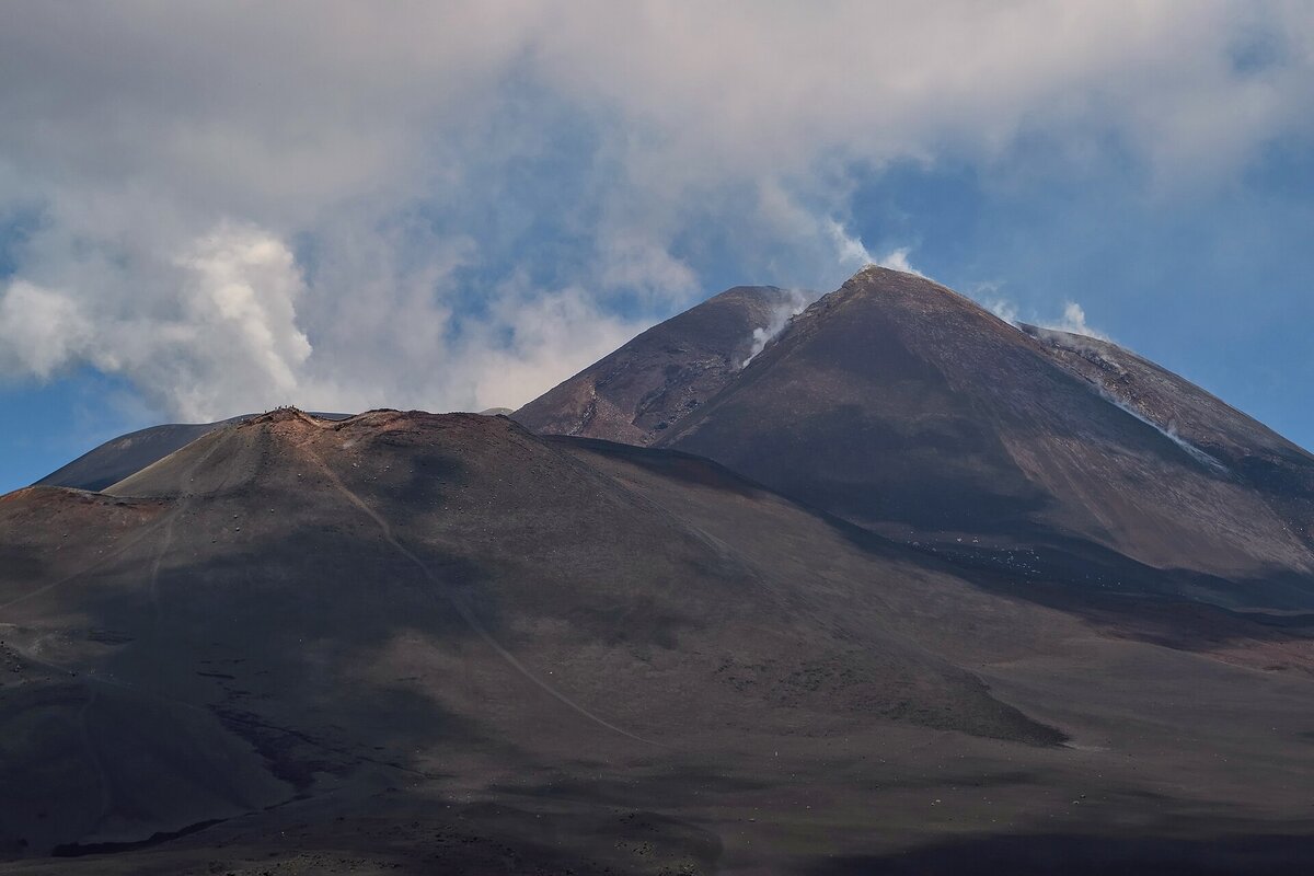 Il cratere sommitale fumante dell'Etna sopra Catania