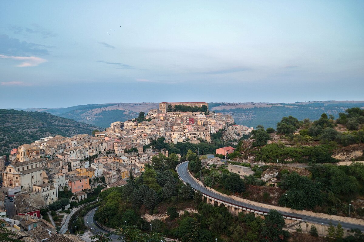 Il panorama di Ragusa Ibla al tramonto con la cupola del Duomo di San Giorgio