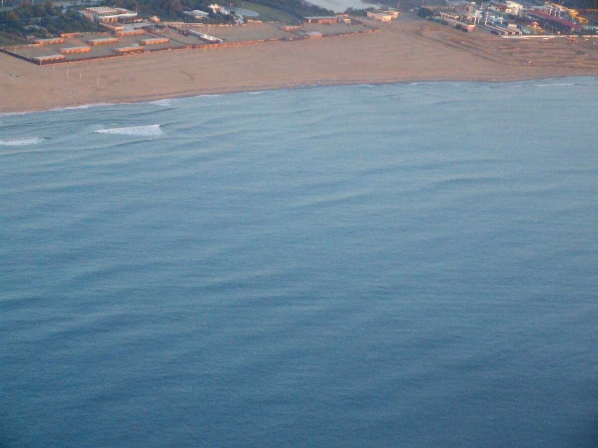 La lunga spiaggia sabbiosa della Plaia di Catania