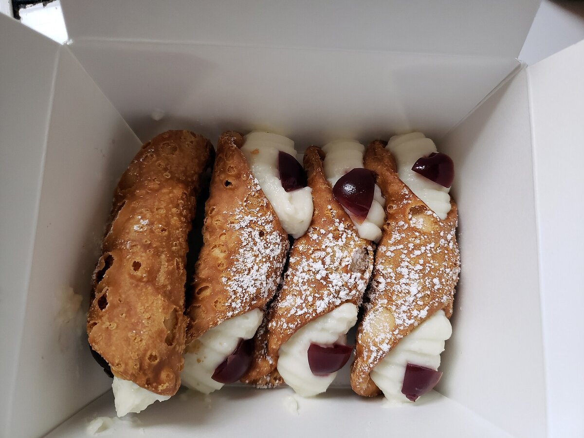 Cannoli siciliani ripieni di ricotta fresca