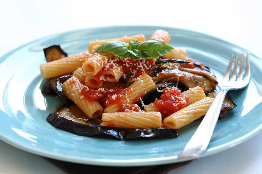 Un piatto di pasta alla Norma con melanzane fritte e ricotta salata