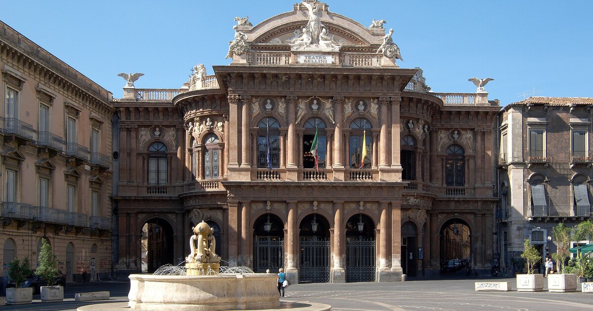 La facciata del Teatro Massimo Bellini, il teatro dell'opera di Catania