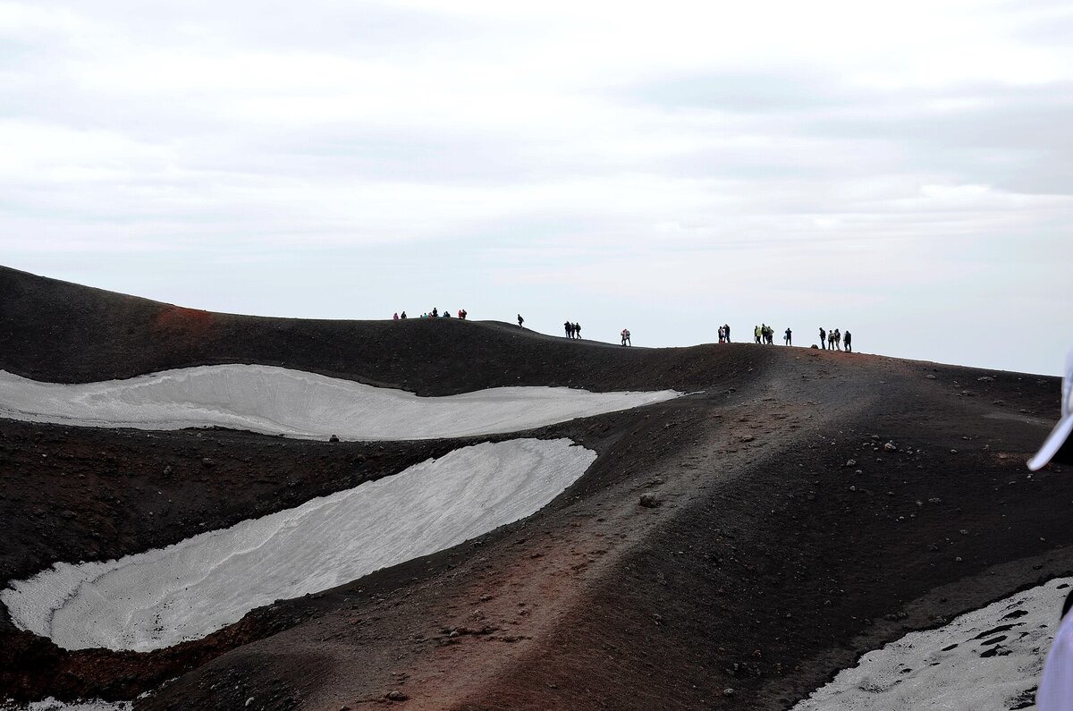 L'Etna innevato visto dalla pianura di Catania