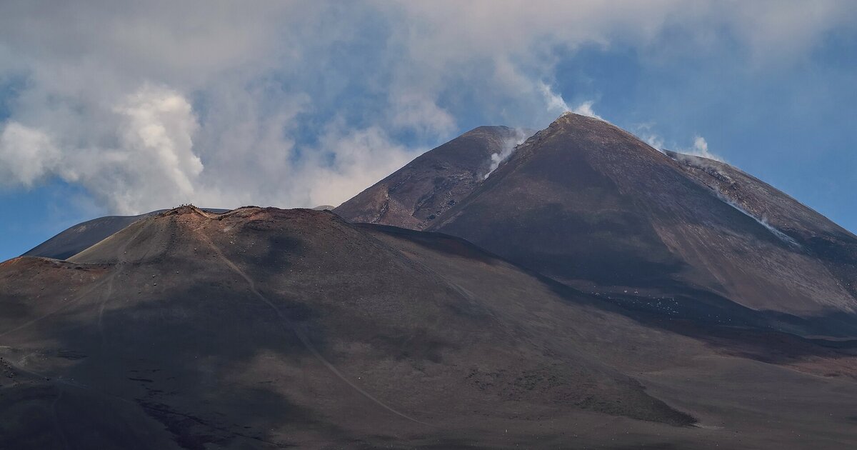 Il cratere sommitale fumante dell'Etna sopra Catania