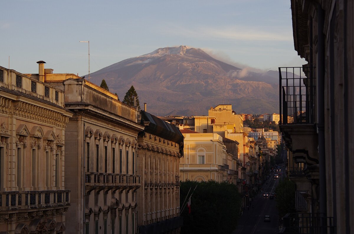 Via Etnea a Catania con l'Etna innevato sullo sfondo