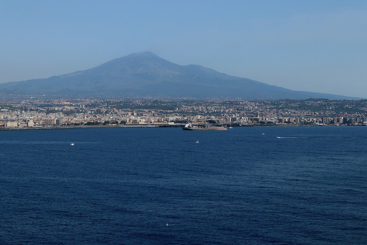 Vista panoramica di Catania con l'Etna sullo sfondo